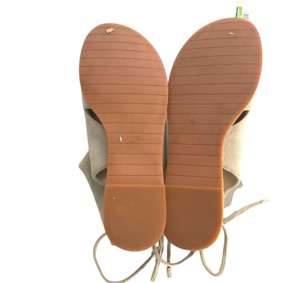 Kenneth Cole New York Tan Sandals with Modern Cut-Out Design - Picture 9 of 10